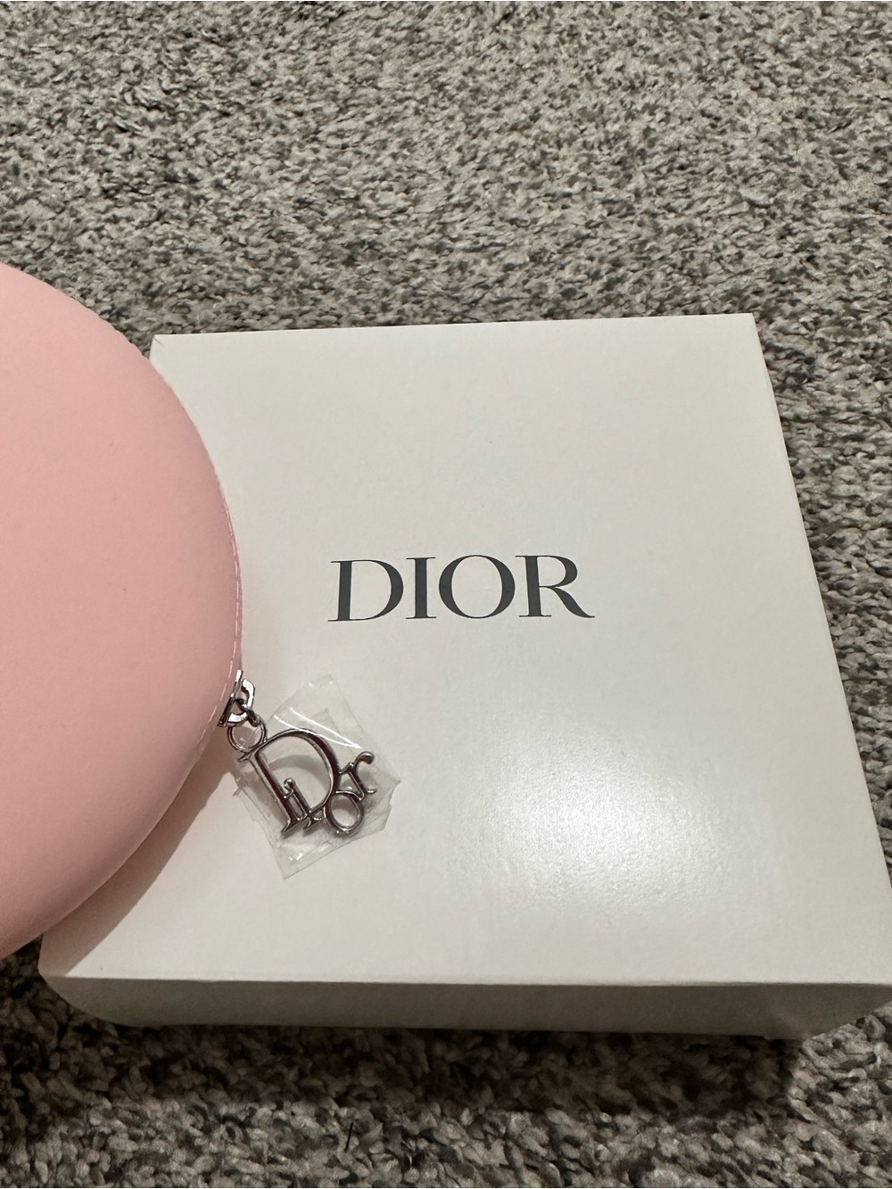 Dior soft pink round silicone zippered makeup pouch - Picture 4 of 6